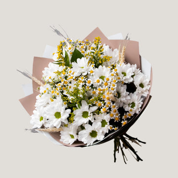🌼 Daisy Delight – Fresh White Chamomile Bouquet with Rustic Charm