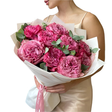 Royal Charm: Luxurious Pink Garden Rose Bouquet 🌹