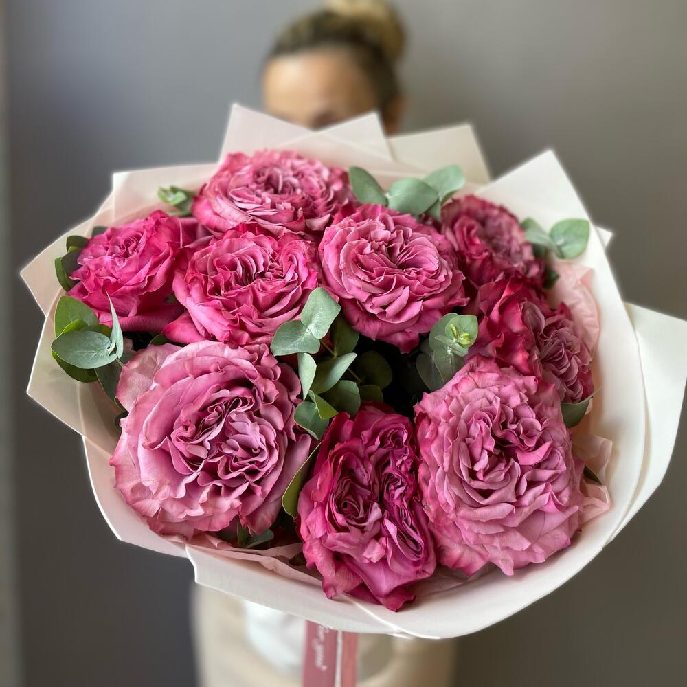 Royal Charm: Luxurious Pink Garden Rose Bouquet 🌹