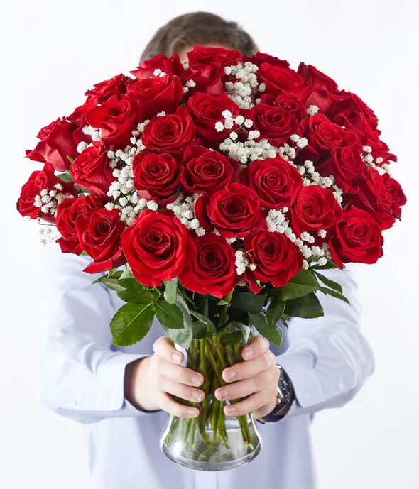 🌹 Timeless Love – Premium Red Rose Bouquet in a Glass Vase