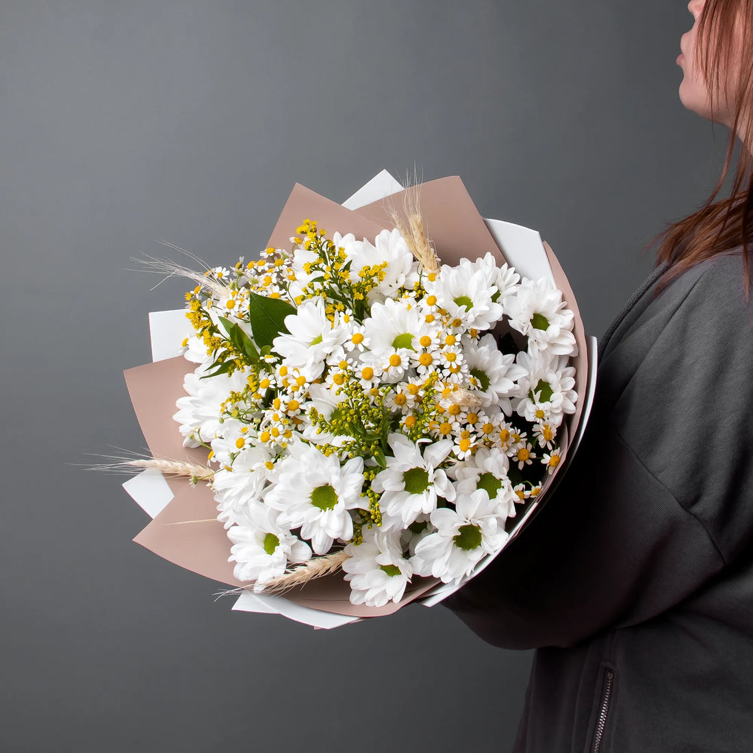🌼 Daisy Delight – Fresh White Chamomile Bouquet with Rustic Charm